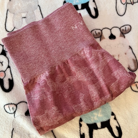 Pastel Pink Camo Seamless Leggings, size L - Picture 11 of 11